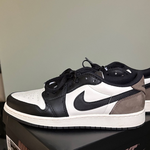 Nike Classic Black and White Low-Tops - Picture 3 of 4